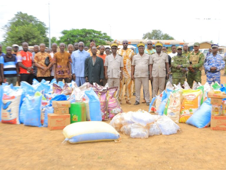 Côte d’Ivoire-AIP/ Attaque de Difita : le conseil régional du Bounkani et la mairie de Téhini offrent des vivres aux familles sinistrées