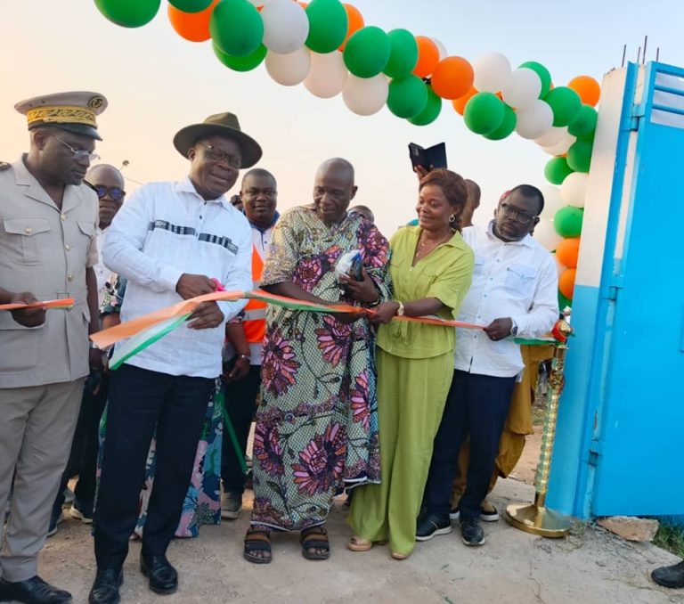 Côte d’Ivoire-AIP/ Agboville : Pierre Dimba remet le nouveau centre de santé de M’Battra aux populations