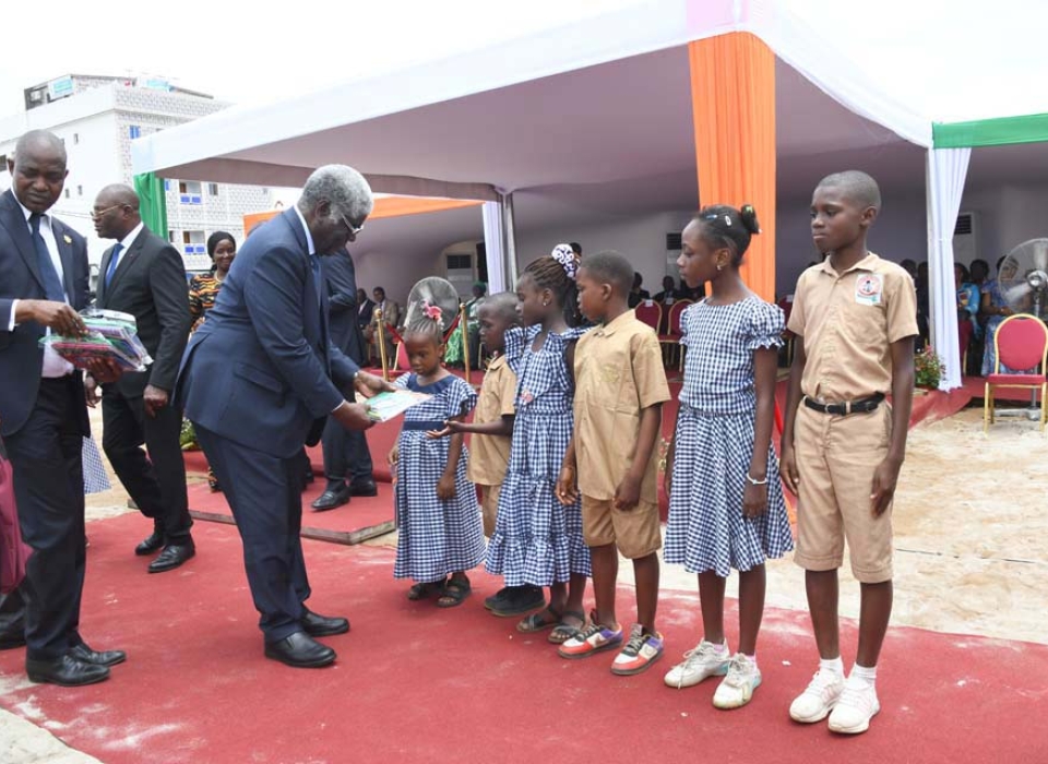 operation de distribution de kits scolaires-44