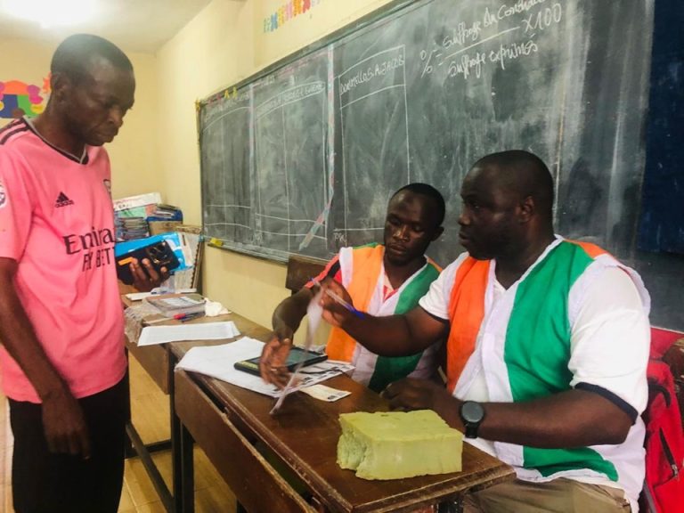 Côte d’Ivoire –AIP Présidentielle 2025 : des électeurs d’Agban Village contribuent volontairement pour assurer la connexion d’une tablette de vote