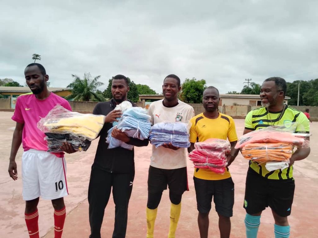 Côte d’ivoire-AIP/Des équipements sportifs offerts aux équipes de maracana de Nassian pour booster ce sport