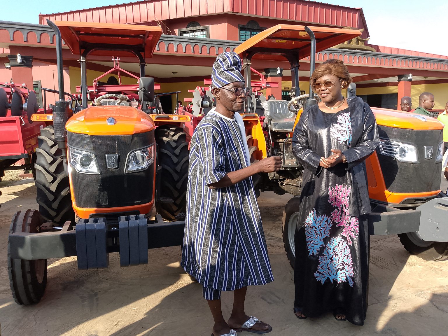 Côte d’Ivoire-AIP/ Le Président Ouattara comble un vœu du roi du Bounkani en lui offrant deux tracteurs