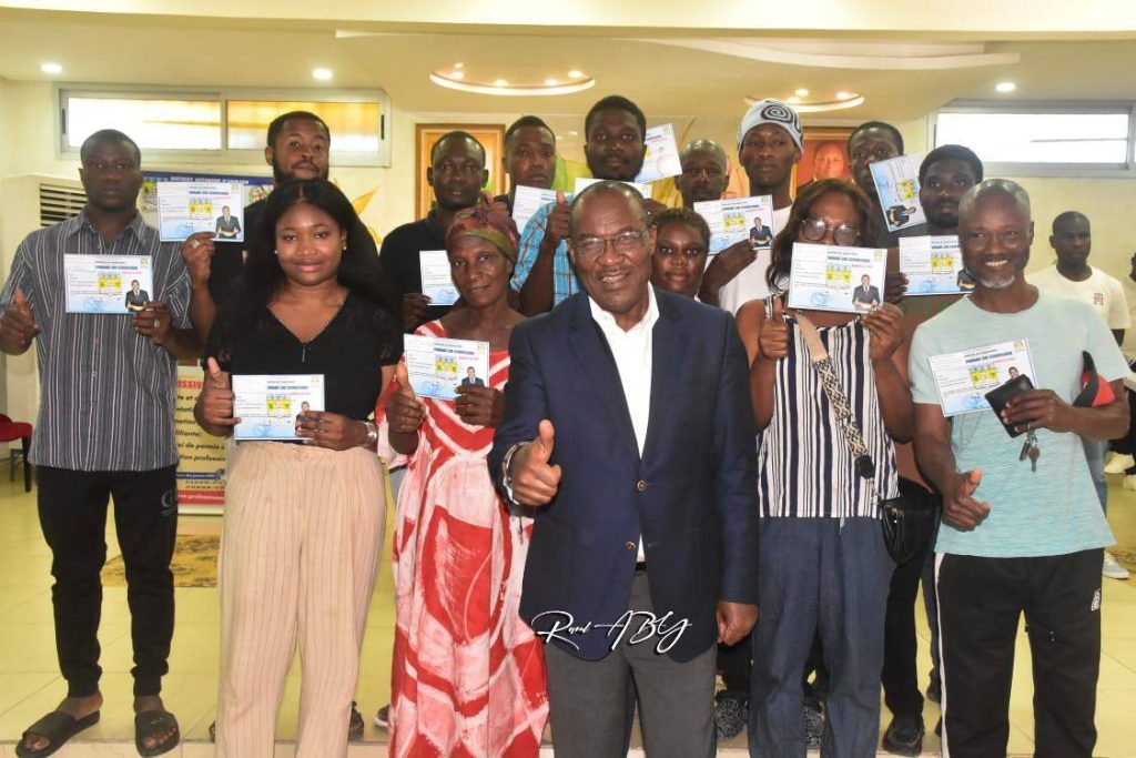 Côte d’Ivoire-AIP / Insertion professionnelle : la mairie de Marcory remet 700 bons de permis de conduire à sa jeunesse
