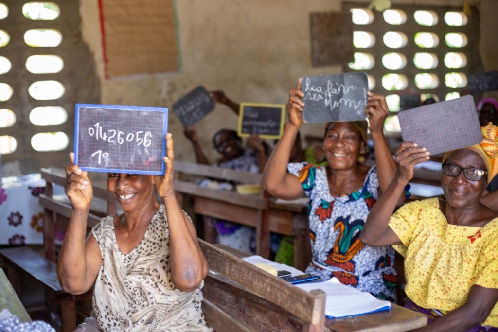 Côte d’Ivoire – AIP / Des commerçantes obtiennent leur certificat d’études primaires grâce à un programme d’alphabétisation