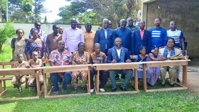 Côte d’Ivoire – AIP/ Le conseil municipal de M’Bahiakro équipe les écoles primaires en tables-bancs