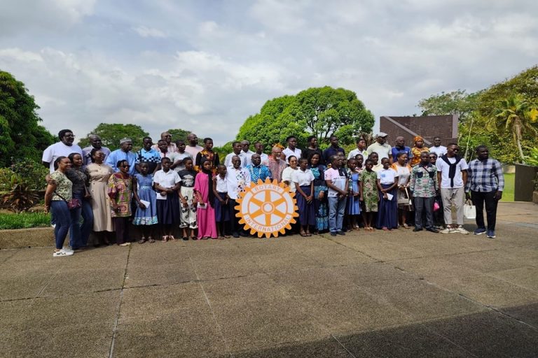 Côte d’Ivoire-AIP / Le Rotary club Abidjan Golf réaffirme son engagement en matière d’éducation en soutenant des élèves méritants