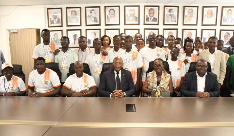 Côte d’Ivoire-AIP/ Les Eléphants archers présentent leurs médailles de la 14e édition du championnat d’Afrique au ministre Silas Metch