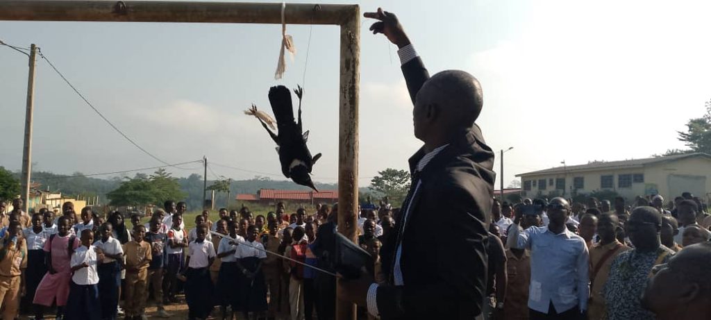 Côte d’Ivoire-AIP/ Les cours perturbés au lycée de Bettié après la découverte d’un corbeau vivant attaché à un poteau du terrain