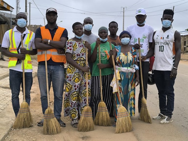 Côte d’Ivoire – AIP/ Bondoukou : les jeunes du quartier Zanzan BAD sensibilisent à la salubrité à travers une journée de salubrité