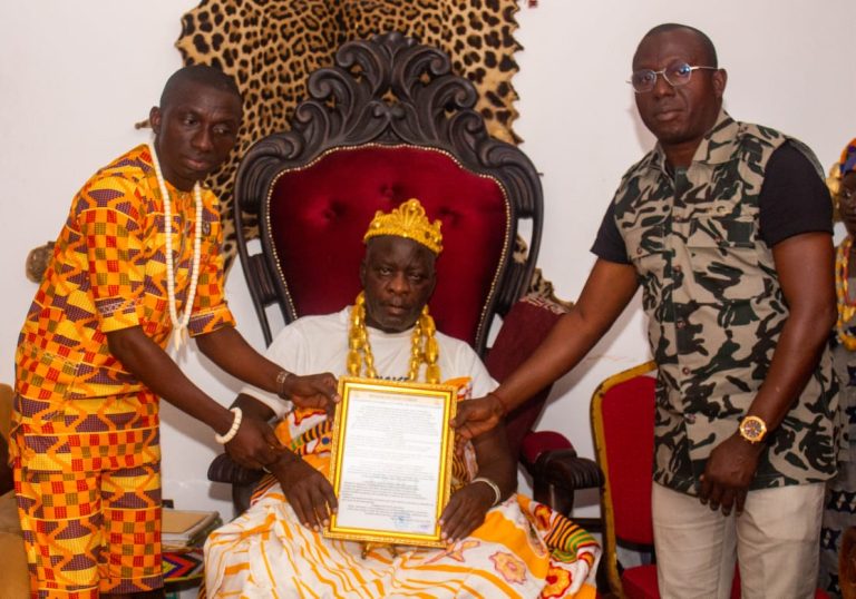 Côte d’Ivoire – AIP / Le conseil national des jeunes du Sud-Comoé remet une charte pour la paix au Roi du Sanwi