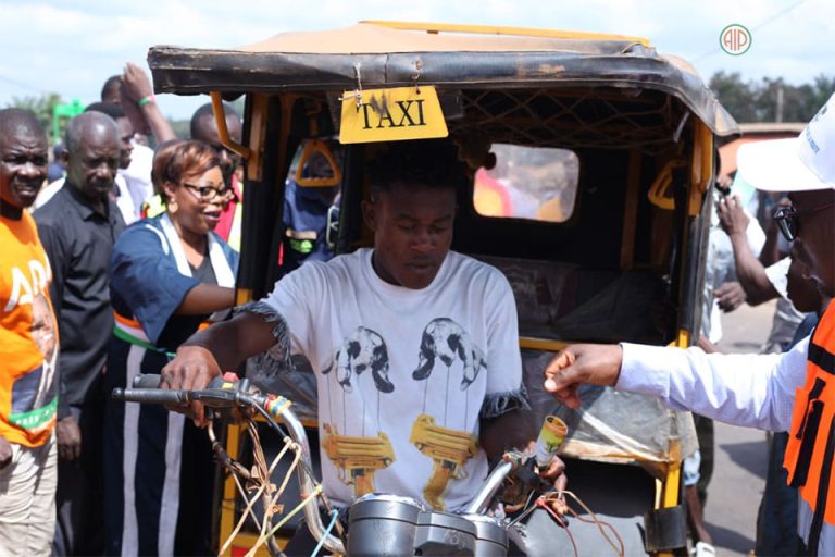 Côte d’Ivoire-AIP/ Sécurité routière : les conducteurs de taxis-motos de Logoualé à l’école de la prévention