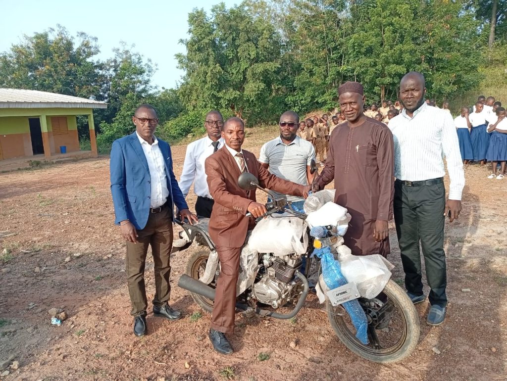 Côte d’Ivoire-AIP/ La fondation « Général Kolo Cinq Étoiles » fait don d’un matériel roulant au principal du collège moderne de Téhini