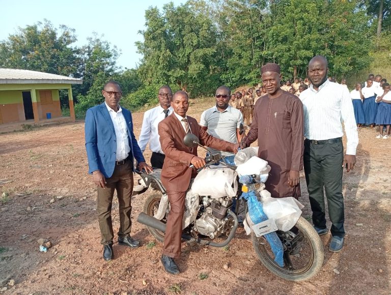 Côte d’Ivoire-AIP/ La fondation « Général Kolo Cinq Étoiles » fait don d’un matériel roulant au principal du collège moderne de Téhini