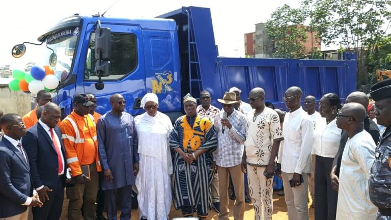 Côte d’Ivoire-AIP/ Un opérateur économique octroie un camion-benne aux pré-collecteurs d’ordures de Cocody