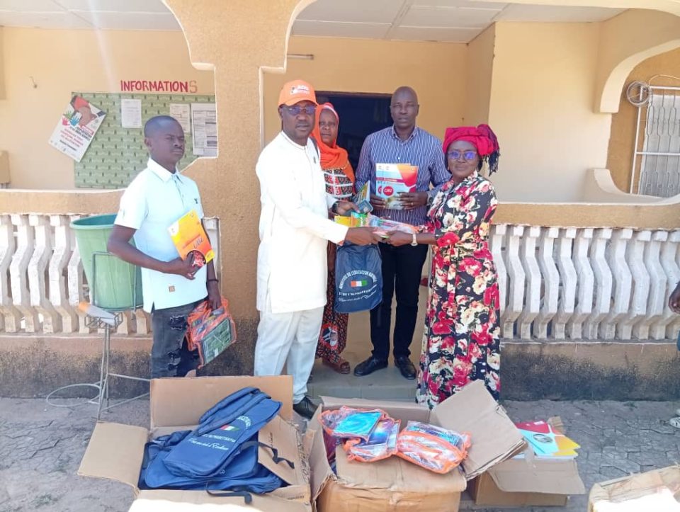 Côte d'Ivoire-AIP/ Le député Ouattara Oumar offre des manuels scolaires à l’IEPP de Téhini