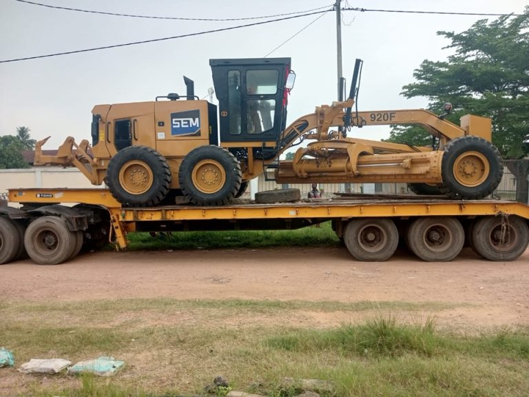 Côte d’Ivoire–AIP/ Une nouvelle niveleuse pour des routes praticables et un meilleur quotidien des habitants d’Agboville