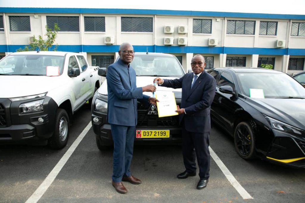 Côte d’Ivoire-AIP/ Le ministre Koffi N’Guessan remet six véhicules à des directions et services de son département