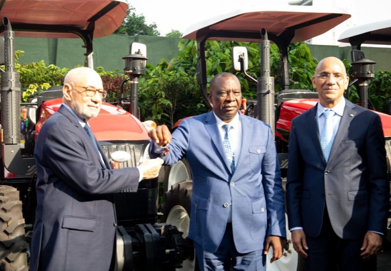 Côte d’Ivoire-AIP/ PURGA 2: le gouvernement remet 10 tracteurs à la SCB pour renforcer la mécanisation de la filière banane dessert