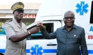 Côte d'Ivoire – AIP / Le ministre Pierre Dimba remet une ambulance médicalisée au CSR de Koffi Amonkro 
