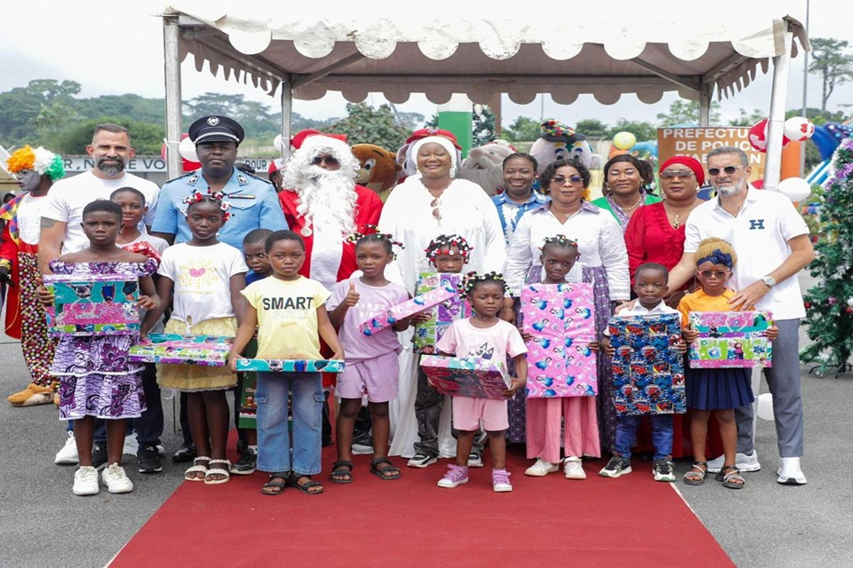 Côte d’Ivoire-AIP/La Nouvelle Parfumerie Gandour offre un arbre de Noël aux enfants de policiers