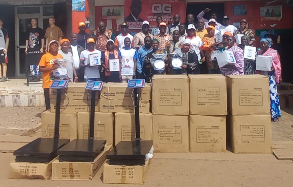 Côte d’Ivoire-AIP/ Des commerçants RHDP de la région de l’Iffou reçoivent des balances et bascules