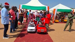 Côte d’Ivoire-AIP / Biankouma : Mme Vagondo Diomandé offre un arbre de Noël aux enfants de Sokourala et environs