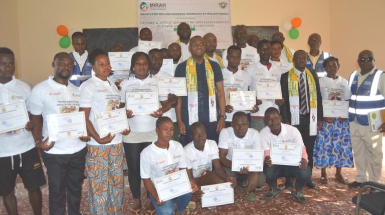 Côte d’Ivoire-AIP/ Le ministre Sidi Tiémoko Touré remet des attestations à la première cohorte de jeunes formés au CAS-OVIN de Béoumi