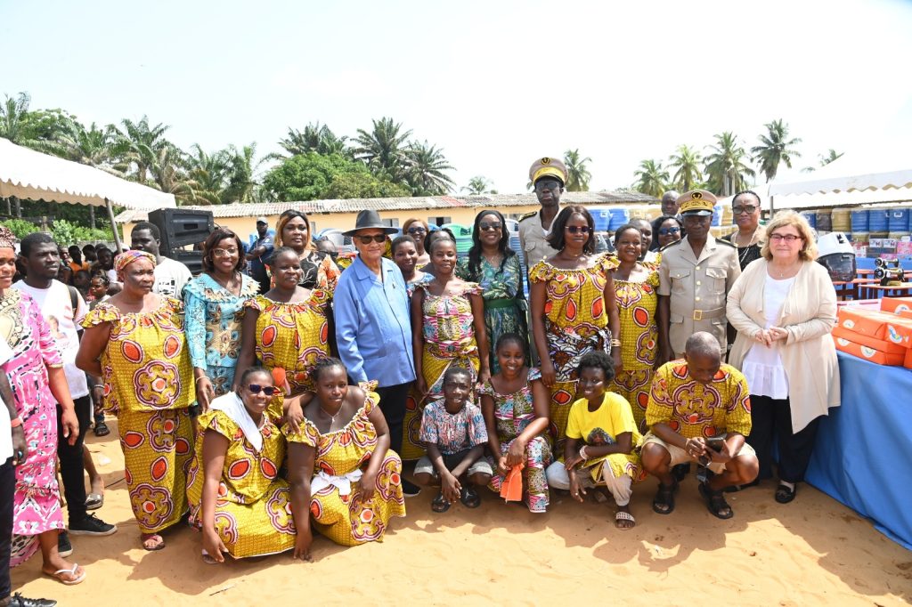 Côte d’Ivoire–AIP/ Solidarité : la Première dame offre des dons d’une valeur de 38 millions FCFA aux populations d’Assinie Mafia