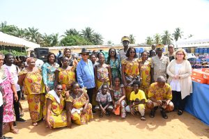 Côte d’Ivoire–AIP/ Solidarité : la Première dame offre des dons d’une valeur de 38 millions FCFA aux populations d’Assinie Mafia