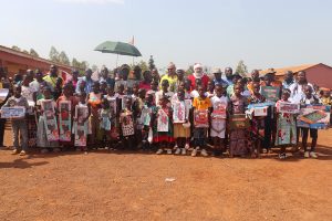 Côte d’Ivoire-AIP/Arbre de noël : la société minière Perseus Mining Yaouré offre 1 500 cadeaux à des élèves de la sous-préfecture de Bégbessou