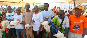 Côte d’Ivoire-AIP/ Dr Paul Dakuyo offre 5 000 poulets à plusieurs familles démunies de Bouaké