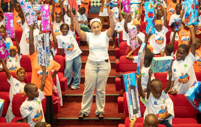 Côte d’Ivoire-AIP/ Laurent Tchagba offre un arbre de Noël à 400 enfants de Marcory