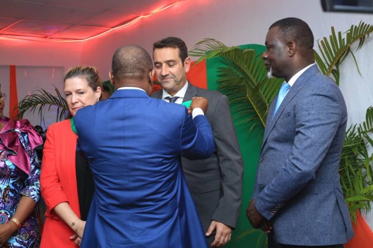 Côte d’Ivoire-AIP/ Le DGA d’Universelle Industries fait Commandeur dans l’Ordre du mérite de l’Éducation nationale