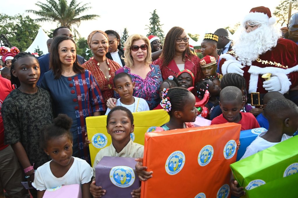 Côte d’Ivoire-AIP / Arbre de Noël : la Première dame Dominique Ouattara offre des cadeaux à 3 000 enfants de divers horizons 