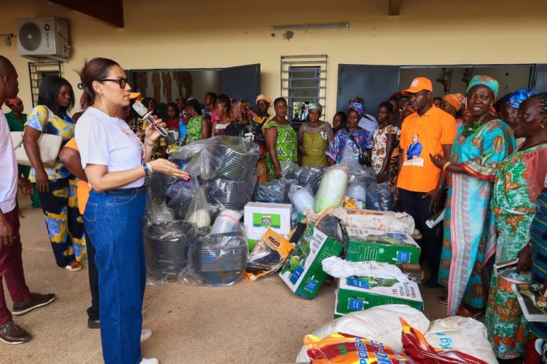 Côte d’Ivoire–AIP /Le maire de Mayo remet des dons aux femmes à l’occasion des fêtes de fin d’année