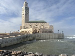Côte d’Ivoire – AIP / La mosquée Hassan II, un joyau architectural sur l’océan (Portrait)