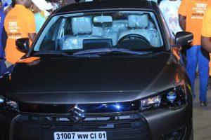 Côte d'Ivoire-AIP / Un cadre du trésor fait don d'un véhicule à un chef de quartier de Bondoukou