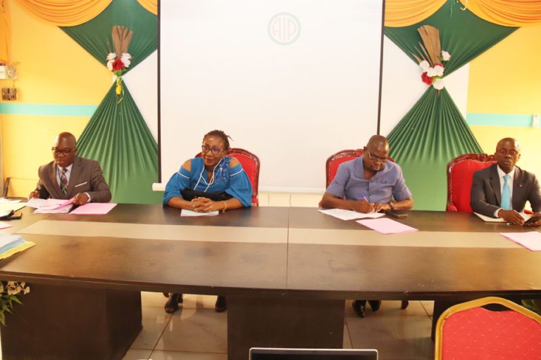 Côte d’Ivoire-AIP/ Le conseil régional du Lôh-Djiboua et la paierie renforcent les capacités des collecteurs pour de meilleures performances dans la collecte des recettes