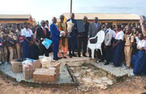 Côte d’Ivoire-AIP/ Le maire de Gagnoa offre du matériel de bureau et équipement sportifs au collège moderne