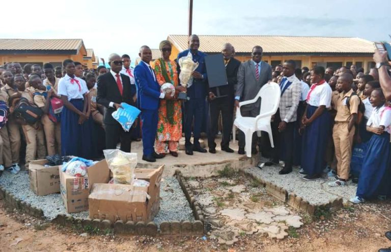 Côte d’Ivoire-AIP/ Le maire de Gagnoa offre du matériel de bureau et équipement sportifs au collège moderne