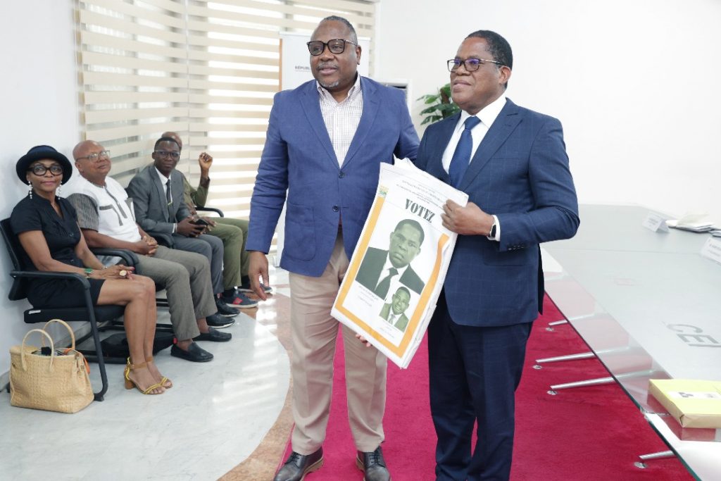 Côte d’Ivoire-AIP /Législatives 2025 : la CEI remet les affiches et spécimens de bulletins de vote aux candidats