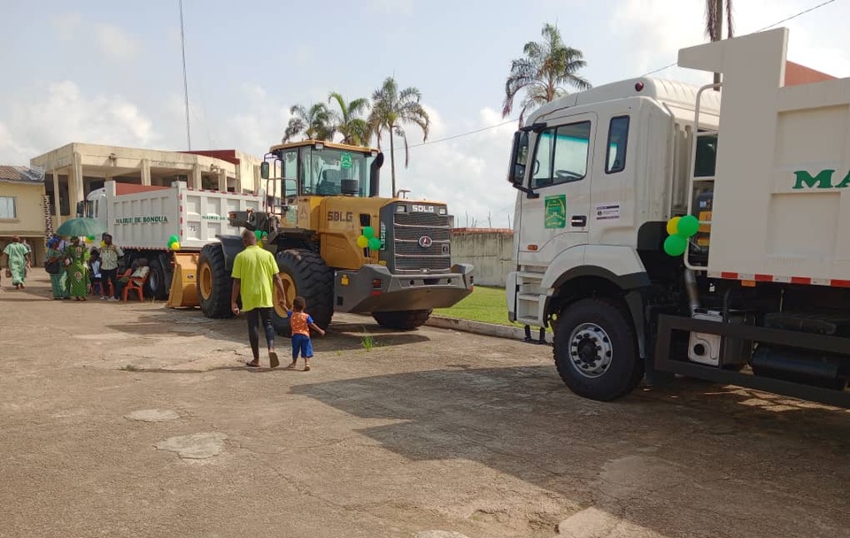 Côte d'Ivoire-AIP/ La municipalité de Bonoua renforce ses capacités opérationnelles avec de nouveaux engins