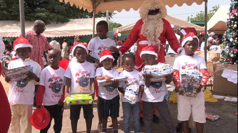 Côte d’Ivoire-AIP/ La maire Maférima Bamba offre plus de 1 000 cadeaux à des enfants de Séguéla