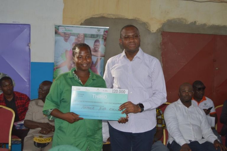 Côte d’Ivoire-AIP/ Béoumi : 146 jeunes bénéficiaires du THIMO reçoivent des chèques d’un montant global de 48,18 millions FCFA
