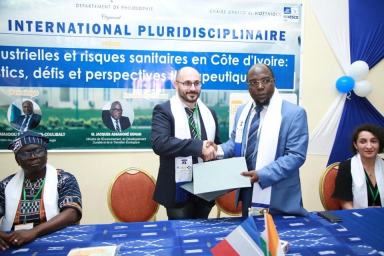 Côte d’Ivoire-AIP/ Un colloque à l’UAO examine les risques sanitaires liés à la pollution industrielle