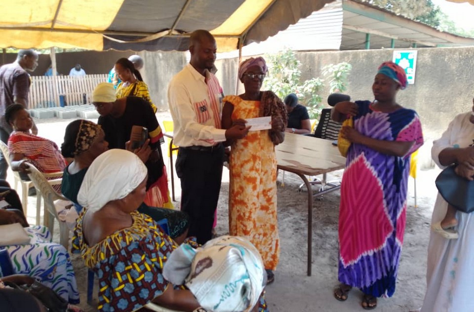 Côte d’Ivoire-AIP / Agnibilékrou : l’ONG Éveil-CI remet des chèques à huit femmes vulnérables