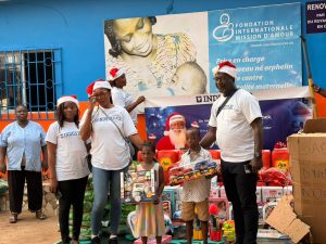 Côte d’Ivoire–AIP / Noël solidaire : une entreprise offre des cadeaux de Noël à des enfants dans plusieurs localités