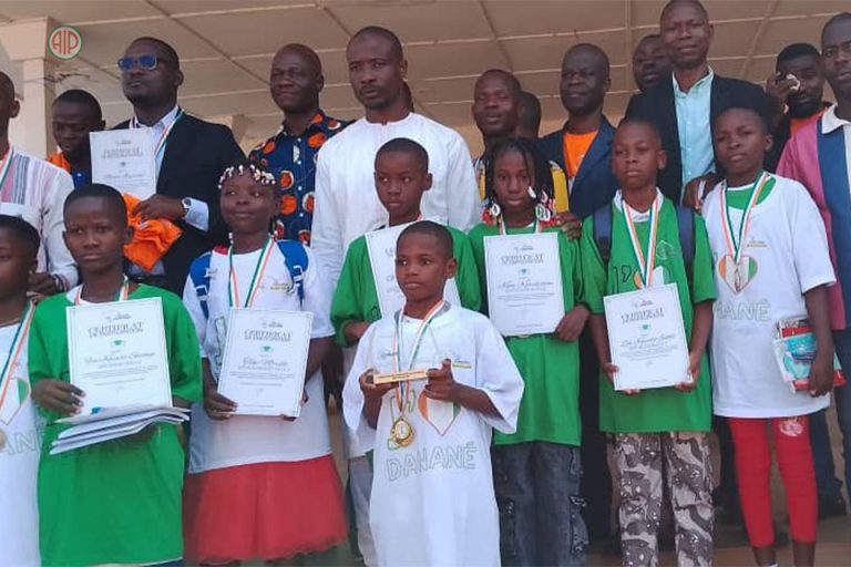 Côte d’Ivoire-AIP/ La fondation Soumahoro Souleymane prime des élèves à Danané
