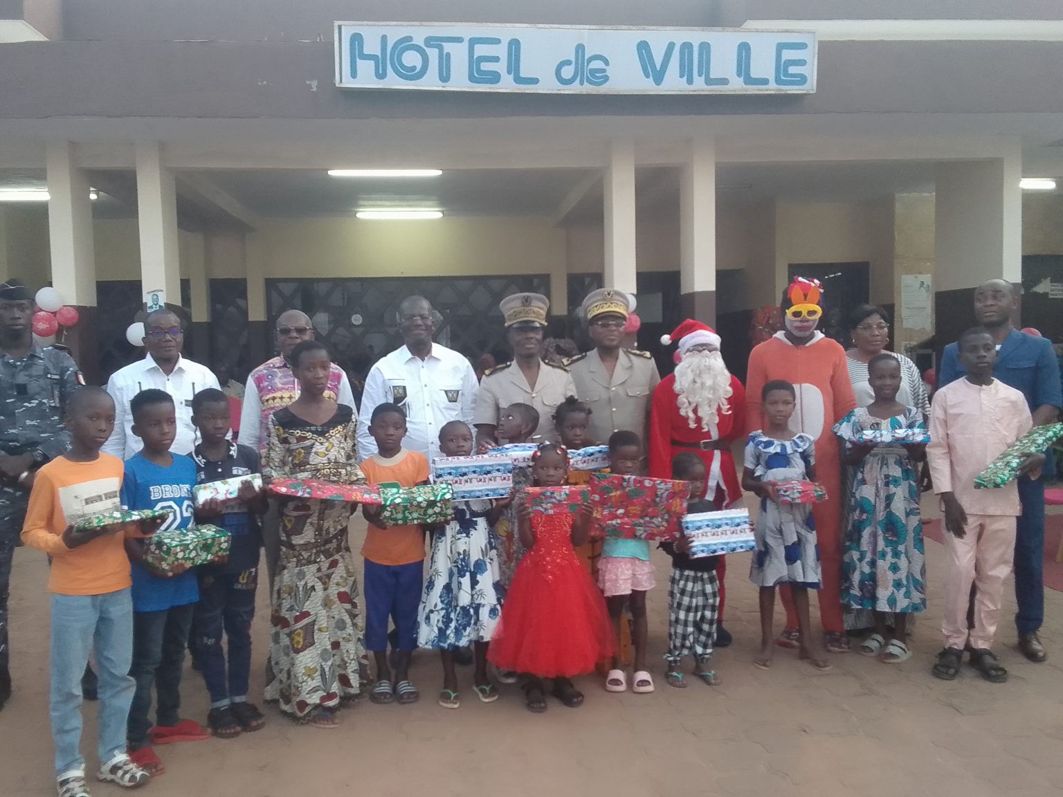 Côte d’Ivoire-AIP/Arbre de Noël 2025 : le maire de Katiola offre 600 cadeaux aux enfants de la commune