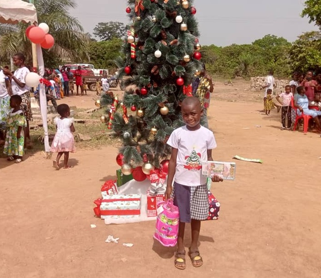 Côte d’Ivoire-AIP / Le prix d’excellence scolaire de la meilleure jeune fille des villages d’Aguinda-Siasso décerné à Kouman Emmanuella Kouman
